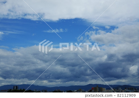 藍天白雲雨間，午後 82112909