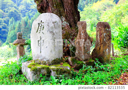 Ancient stone monument 2109 Shinshu stone monument Stone monument under the cherry blossoms 82113535