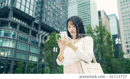在城市使用智能手機的女人 在城市使用智能手機的女人 82113737