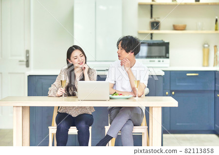 Online drinking party image 82113858