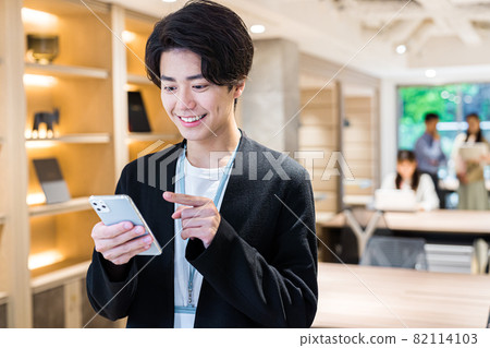 與智能手機拍攝合作的年輕商人“+ SHIFT NO GIZAKA” 與智能手機拍攝合作的年輕商人“+ SHIFT NO GIZAKA” 82114103