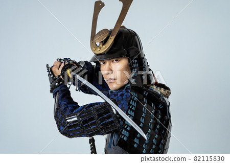 盔甲戰士揮舞著劍武士武士戰士 82115830