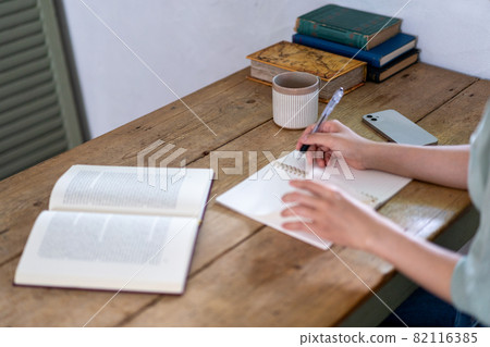 Woman studying in the room [Parts cut] 82116385