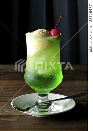 Melon cream soda with cherries 82116477
