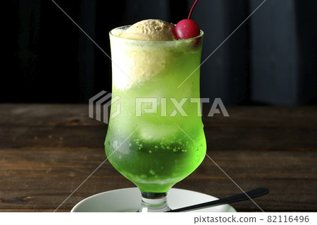 Melon cream soda with cherries 82116496