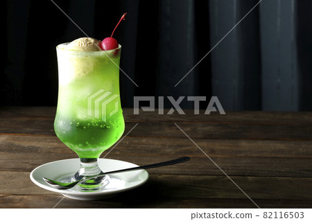 Melon cream soda with cherries 82116503