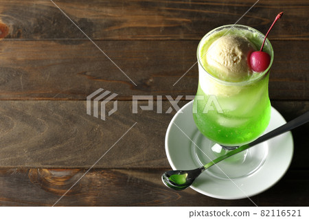 Melon cream soda with cherries 82116521