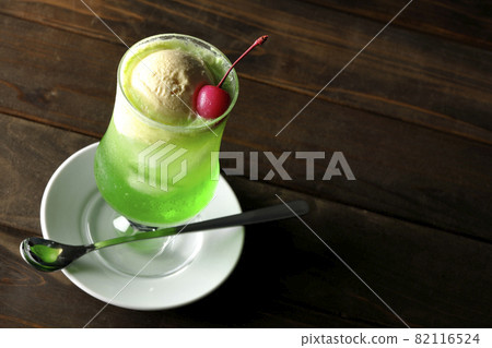 Melon cream soda with cherries 82116524