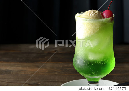 Melon cream soda with cherries 82116575