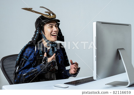 武士在電腦上參加視頻會議 82116659