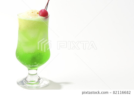 用白色背景的櫻桃拍攝的甜瓜奶油蘇打水 用白色背景的櫻桃拍攝的甜瓜奶油蘇打水 82116682