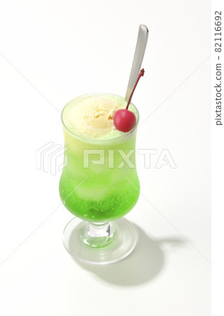 用白色背景的櫻桃拍攝的甜瓜奶油蘇打水 82116692