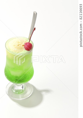 用白色背景的櫻桃拍攝的甜瓜奶油蘇打水 82116693
