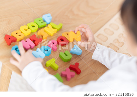 幼兒教育在英語會話班上課的孩子的手 幼兒教育在英語會話班上課的孩子的手 82116856