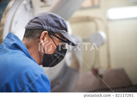 Side view of concentrated coffee roaster at work 82117261