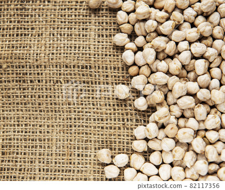 Uncooked dried chickpeas 82117356