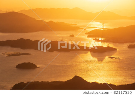 Shimanami Dawn in the Seto Inland Sea, Ryuoyama Observatory, Mihara City, Hiroshima Prefecture Shimanami Dawn in the Seto Inland Sea, Ryuoyama Observatory, Mihara City, Hiroshima Prefecture 82117530