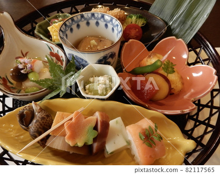 Japanese style lunch set 82117565
