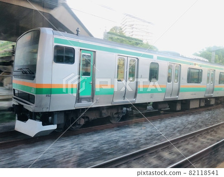 與火車並行運行 與火車並行運行 82118541