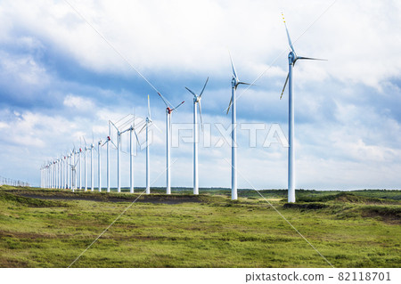 一組風車排成一排，在北海道受風 82118701