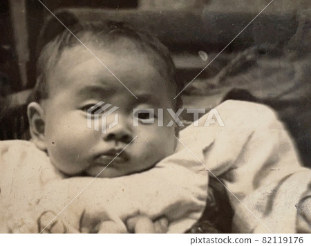 昭和20年代的日本，臉頰可愛的嬰兒 82119176
