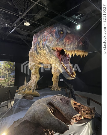Let's go to a powerful dinosaur exhibition with children! Let's go to a powerful dinosaur exhibition with children! 82119527