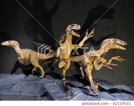 Let's go to a powerful dinosaur exhibition with children! 82119531