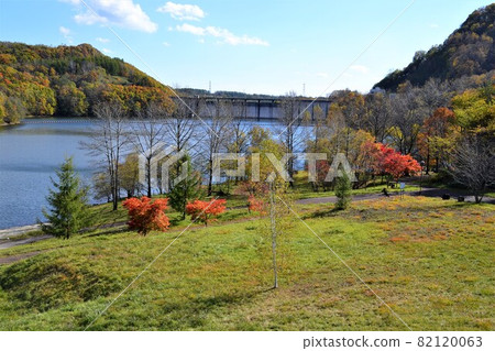 靜謐山間的湖水 靜謐山間的湖水 82120063