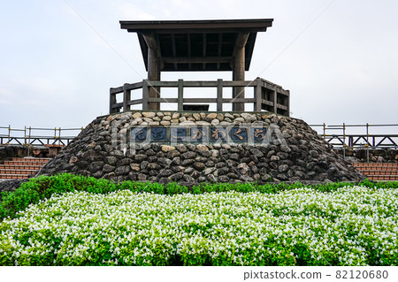 關越高速公路上俯瞰信濃川的越後川口服務區花壇（新潟縣長岡市） 82120680