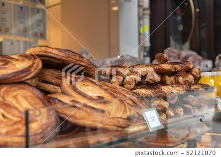 Walking in Paris Walking in Paris 82121070