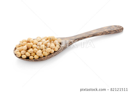 Soybeans in wood spoon isolated on white background with clipping path 82121511