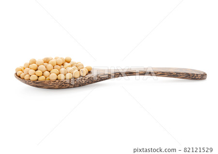 Soybeans in wood spoon isolated on white background with clipping path 82121529