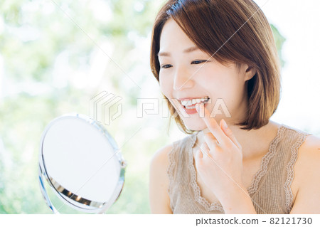 A clean dental woman A clean dental woman 82121730