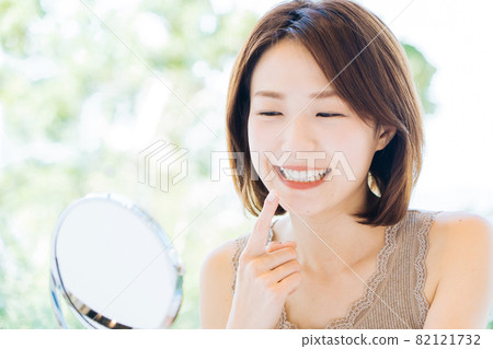 一個乾淨的牙科女人 82121732
