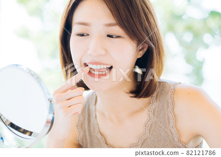 檢查牙齒的女人 82121786