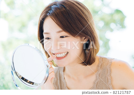 檢查牙齒的女人 82121787