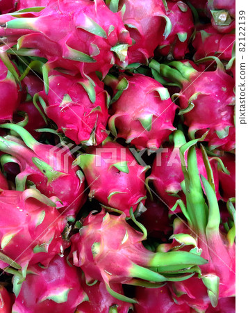 Dragon fruit placed in a tray sold in the market, dragon fruit sent from the garden to the consumer, background pictures Dragon fruit placed in a tray sold in the market, dragon fruit sent from the garden to the consumer, background pictures 82122139