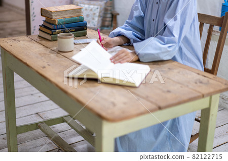 Woman studying in the room [Parts cut] 82122715