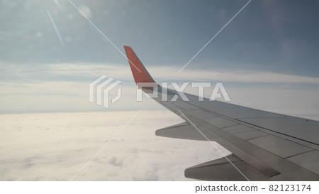 飛機在天上飛的窗外 飛機在天上飛的窗外 82123174