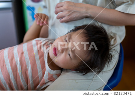 Guzzling children and mothers 82123471
