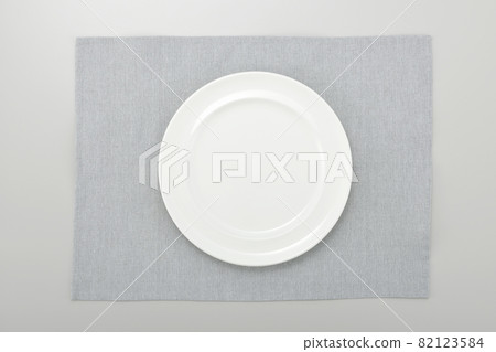 放置墊子和盤子 82123584