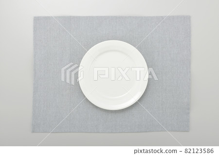 放置墊子和盤子 82123586