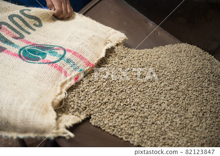 Green coffee beans in bag 82123847
