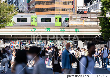 Congested scenery at Shibuya Scramble Crossing 82123907