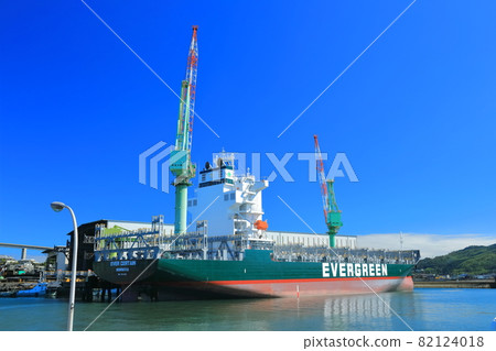 [Ehime Prefecture] Shipbuilding dock under clear skies 82124018