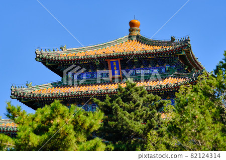 Wanchun Pavilion at Jingshan Park in Beijing 82124314