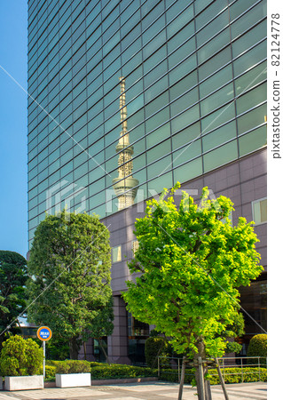Tokyo Skytree tower reflecting in the office building glass facade Tokyo Skytree tower reflecting in the office building glass facade 82124778