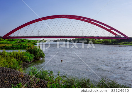 信濃川本川大橋上的紅橋(長岡市新潟縣燕市) 信濃川本川大橋上的紅橋(長岡市新潟縣燕市) 82124950