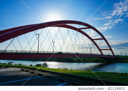 Red bridge over the Shinano River Honkawa Bridge (Tsubame City, Niigata Prefecture, Nagaoka City) Red bridge over the Shinano River Honkawa Bridge (Tsubame City, Niigata Prefecture, Nagaoka City) 82124952