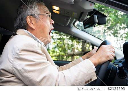 Car senior driver driving 82125593
